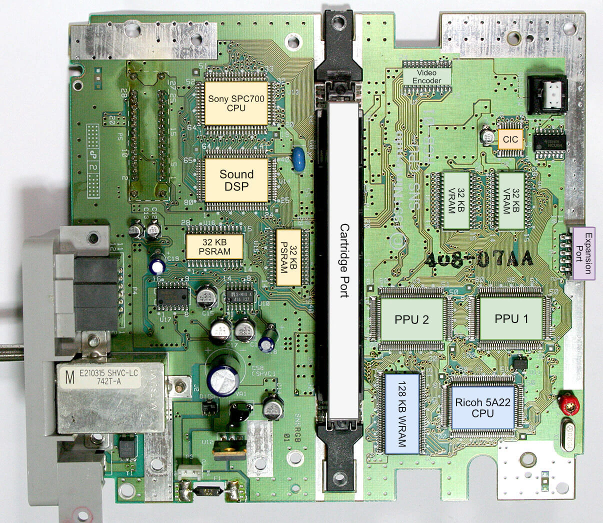 Fotografía de la placa base de la consola Super Nintendo con etiquetas de cada chip y elemento importante